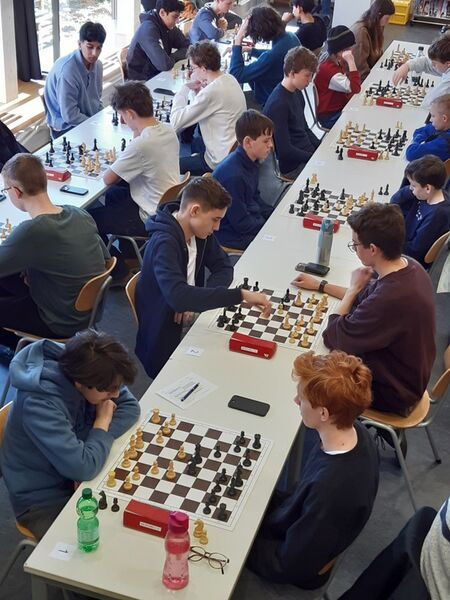 Schachmannschaft des TMGs beim Spielen während einer Turnierrunde